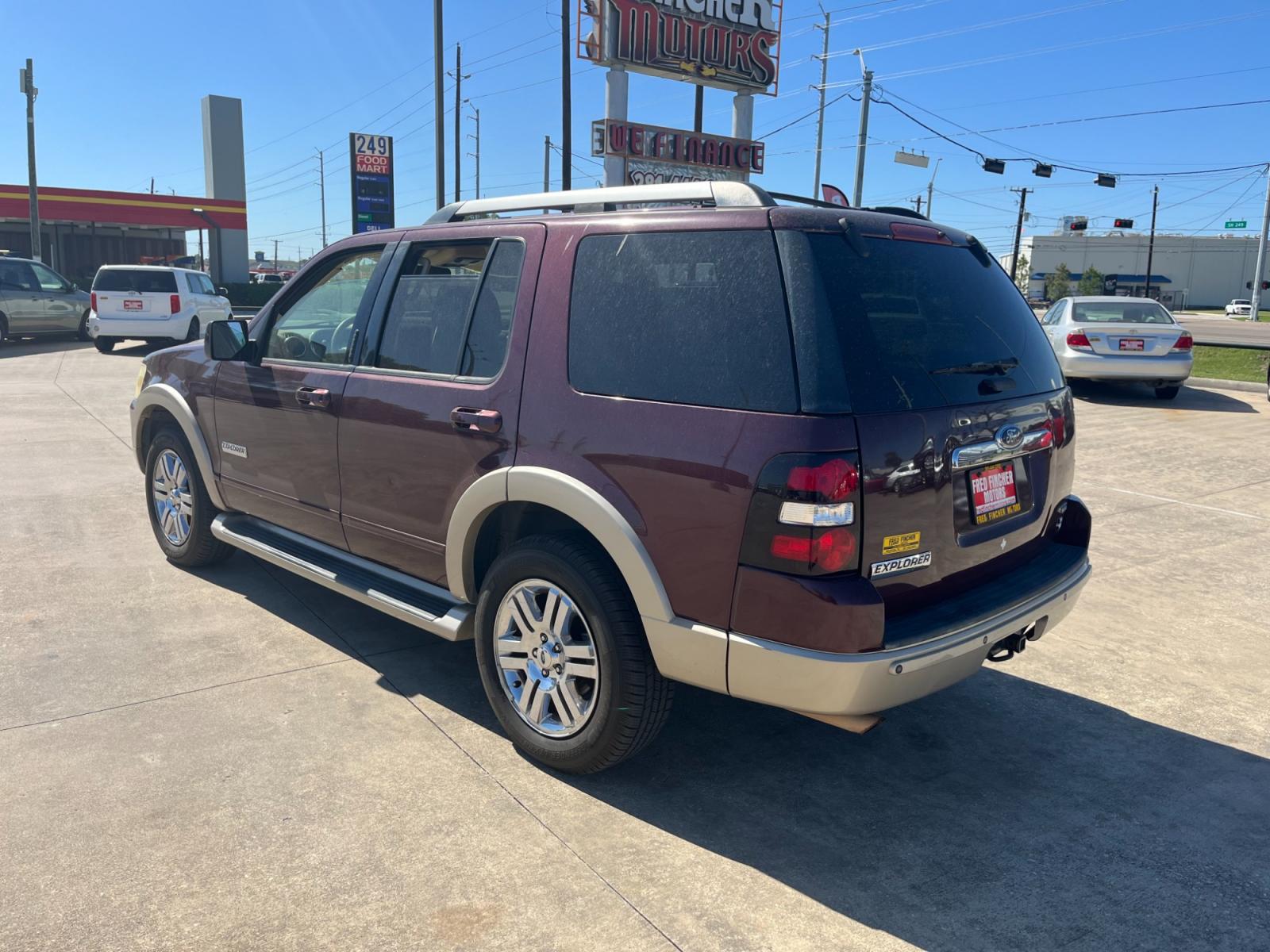 2006 maroom /TAN Ford Explorer Eddie Bauer 4.6L 4WD (1FMEU74816U) with an 4.6L V8 SOHC 16V engine, 6-Speed Automatic Overdrive transmission, located at 14700 Tomball Parkway 249, Houston, TX, 77086, (281) 444-2200, 29.928619, -95.504074 - Photo #4